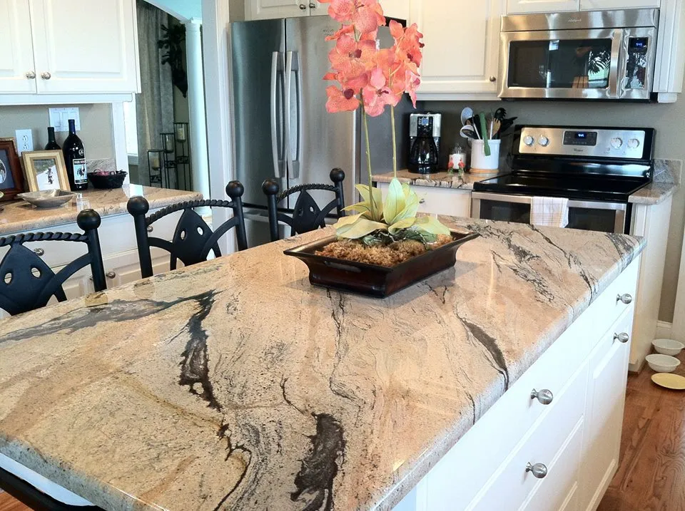 Гранит Prada Gold в интерьере (столешница и остров)